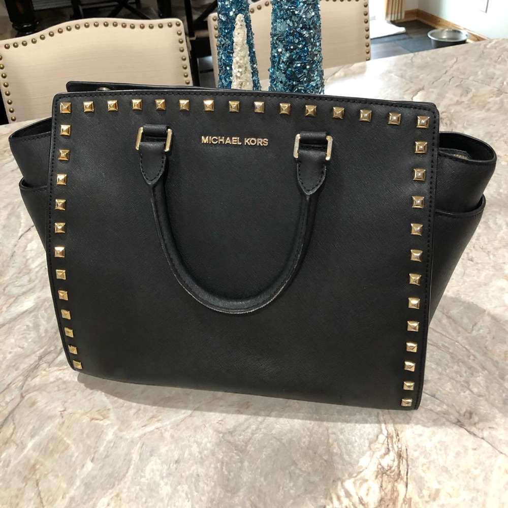 Black Michael Kors Selma handbag